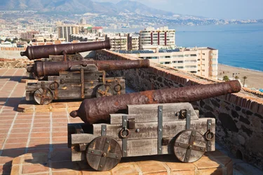 Vue sur la batterie de canons du château de Sohail vers la ville